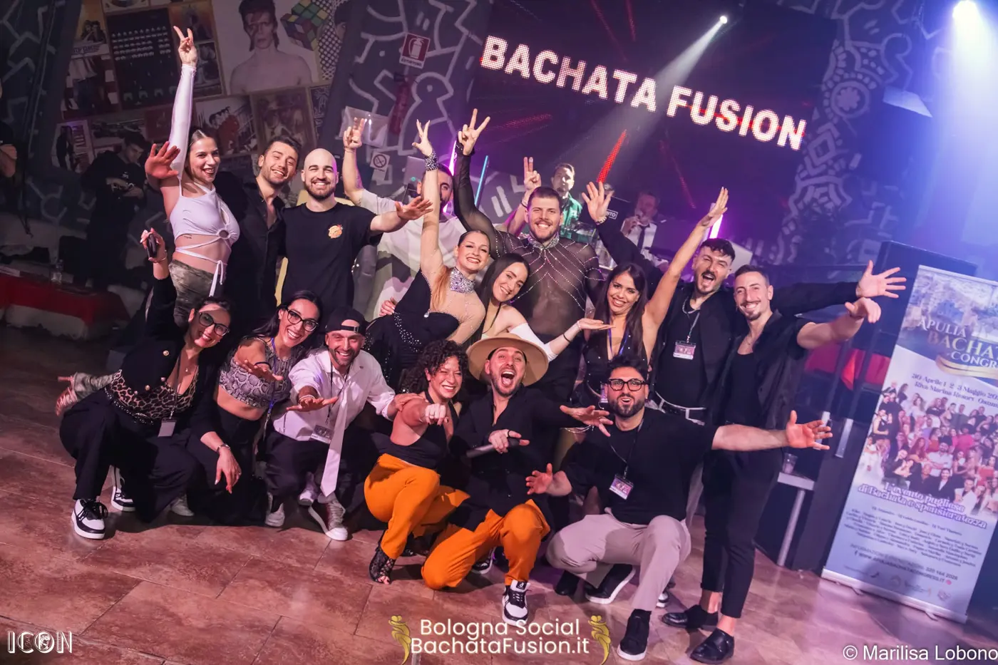Bologna Social, prima edizione: foto di gruppo sotto il banner Bachata Fusion