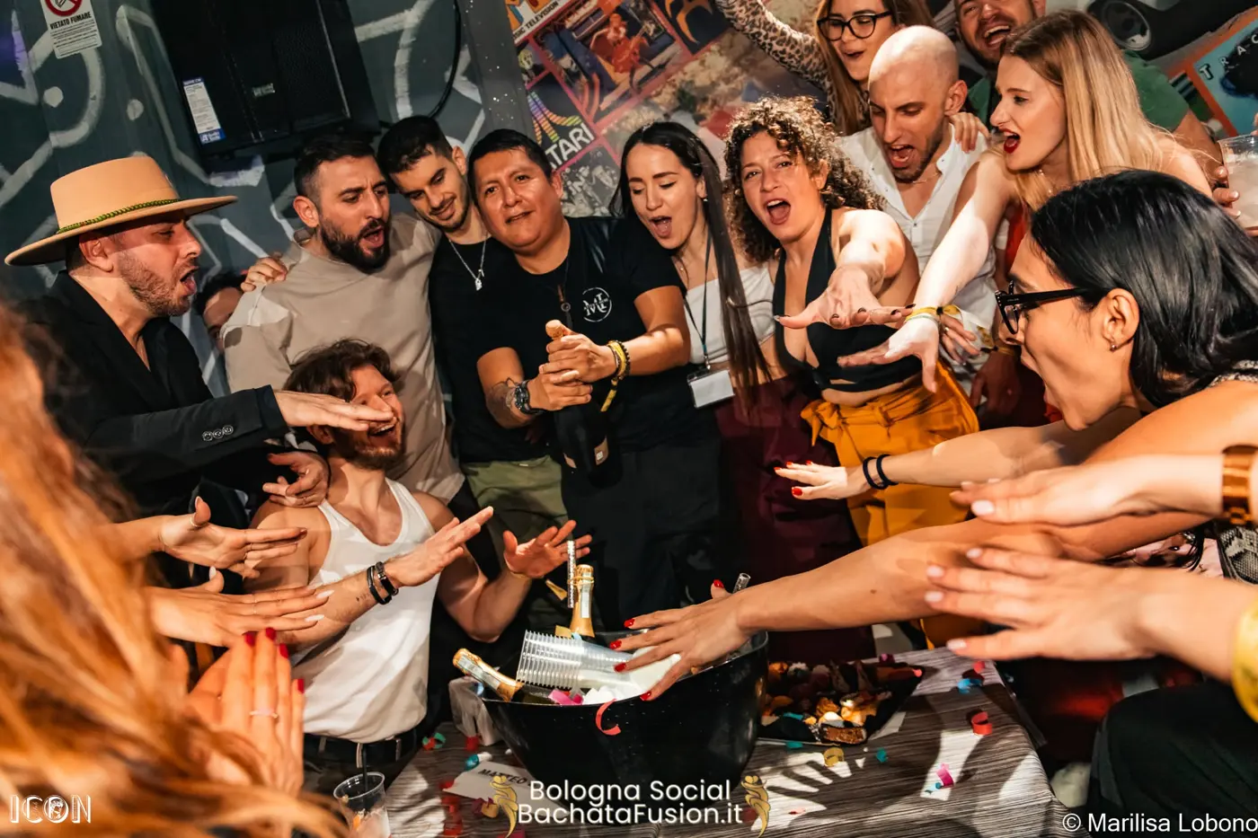 Bologna Social, prima edizione: gruppo che allunga le mani verso la camera