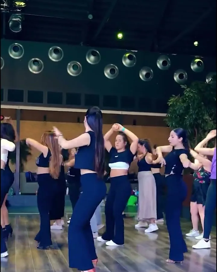 Un gruppo di allieve segue Irene in una sala da ballo