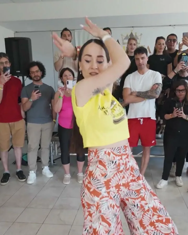 Irene insegna Lady Style a un congresso di bachata, con la classe alle spalle