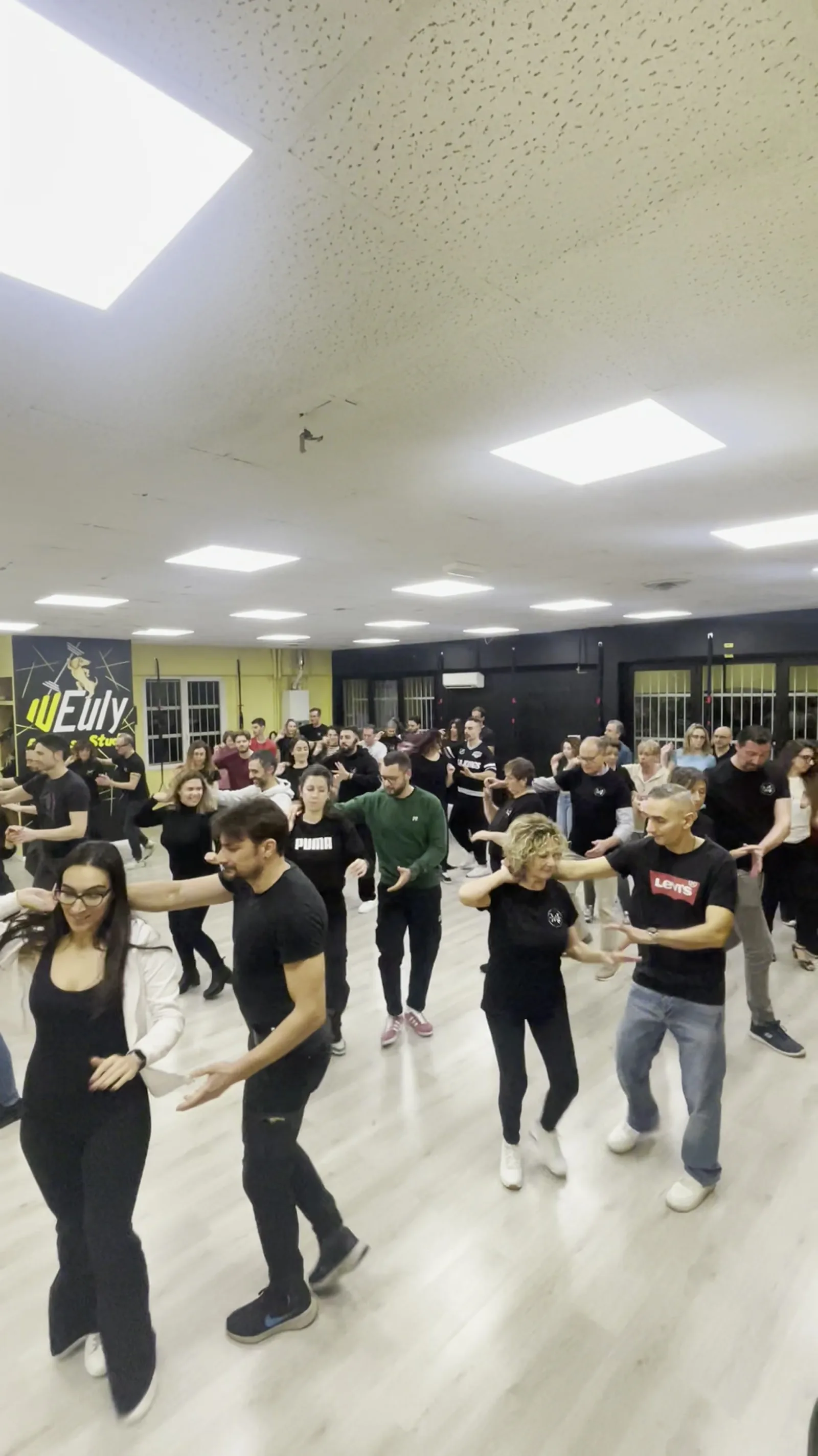 Allievi B Dance che ballano insieme in sala